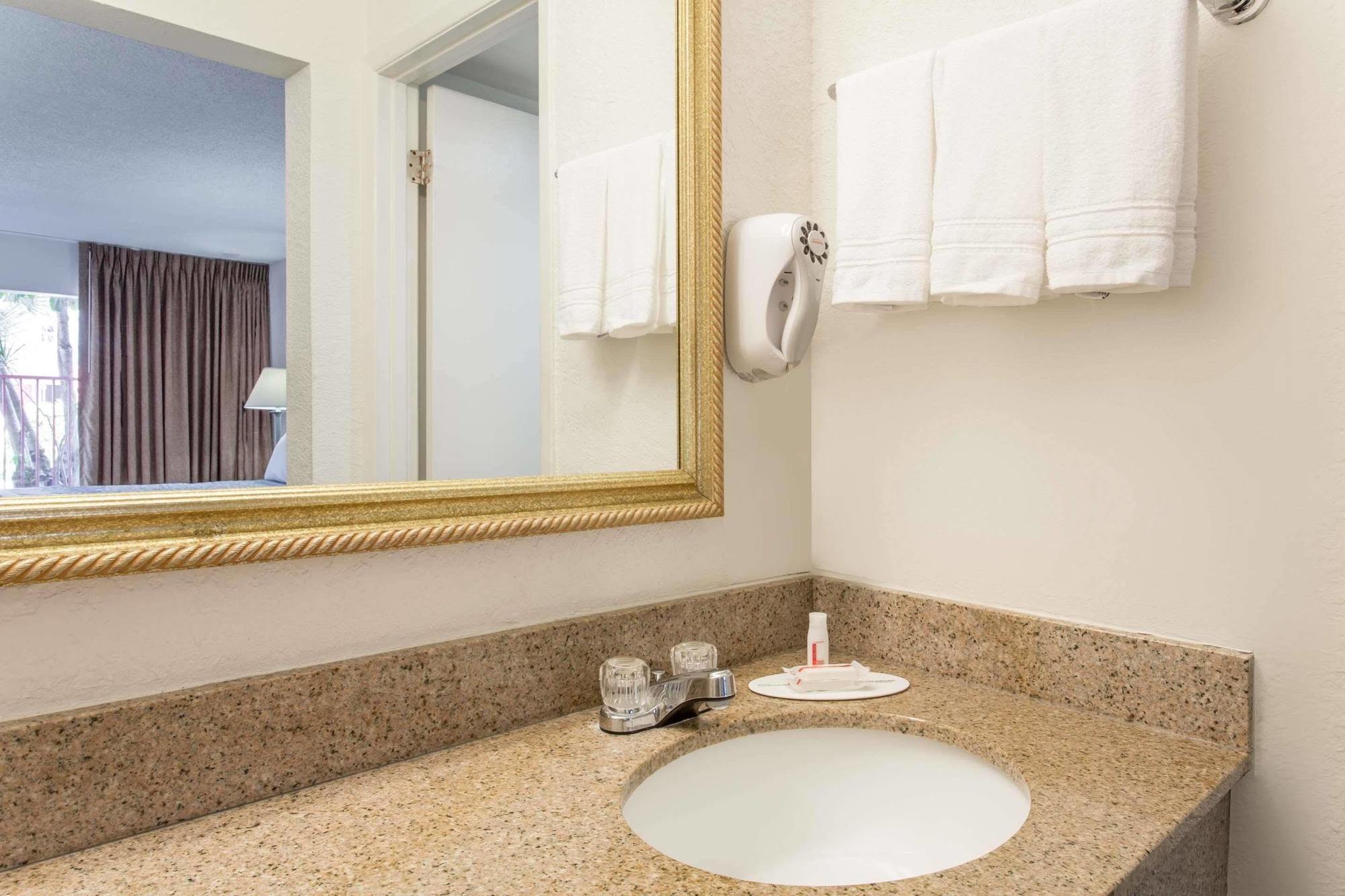 Days Inn By Wyndham West Palm Beach Ngoại thất bức ảnh